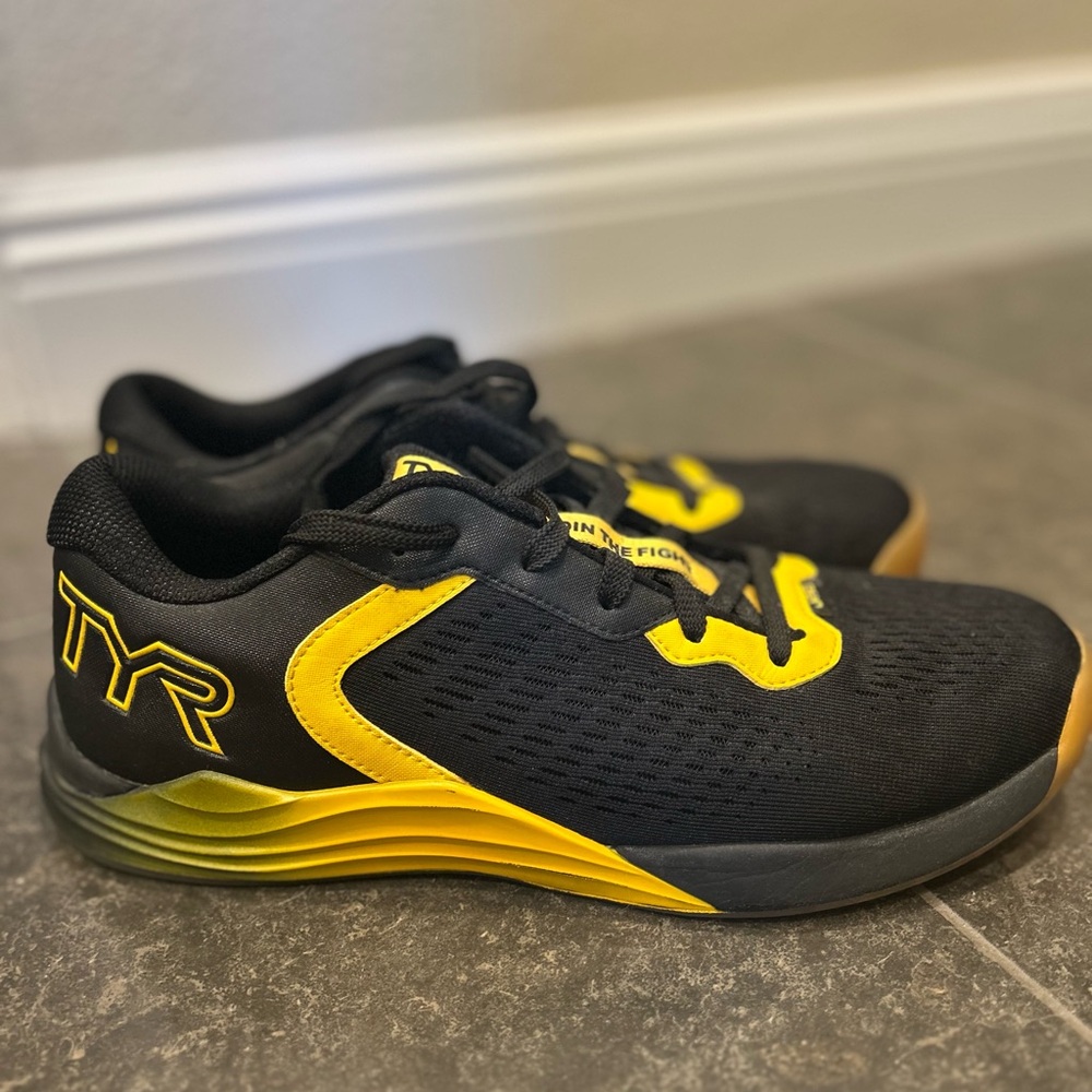 TYR  Men’s size 9 CXT-1 Trainers